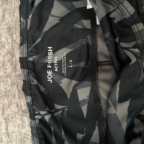Joe Fresh Active Wear- Large Cropped Black & Grey active leggings 🏃‍♀️ - Picture 3 of 4